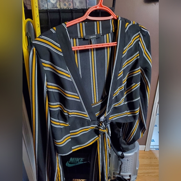 Forever 21 Black and Yellow cropped tie waist bell sleeve top - Picture 2 of 7